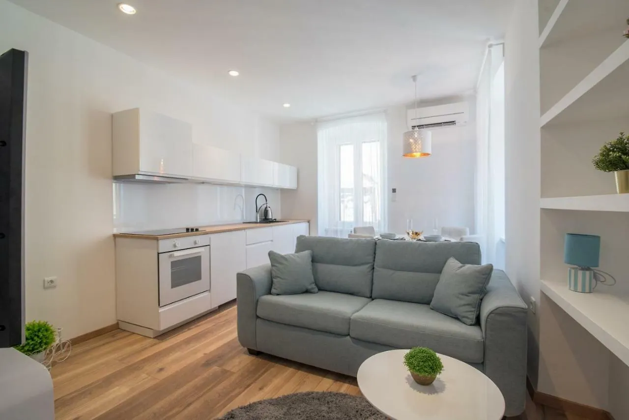Leona Deluxe Apartments Pula