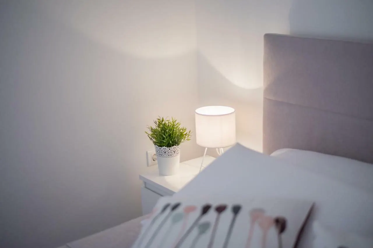 Leona Deluxe Apartments Pula Guest house