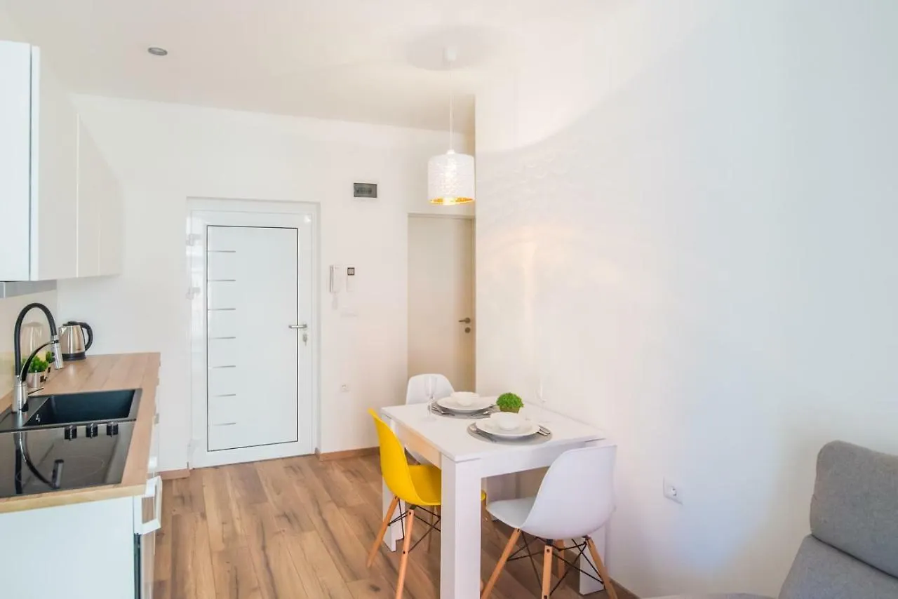 Leona Deluxe Apartments Pula Guest house