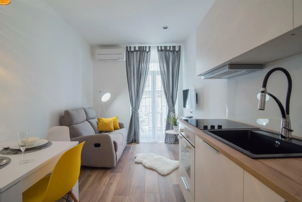Guest house Leona Deluxe Apartments Pula