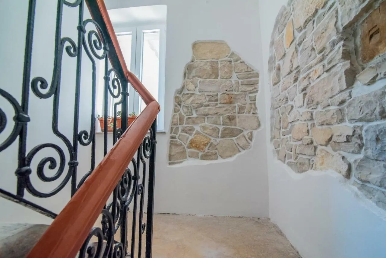 Leona Deluxe Apartments Pula Guest house