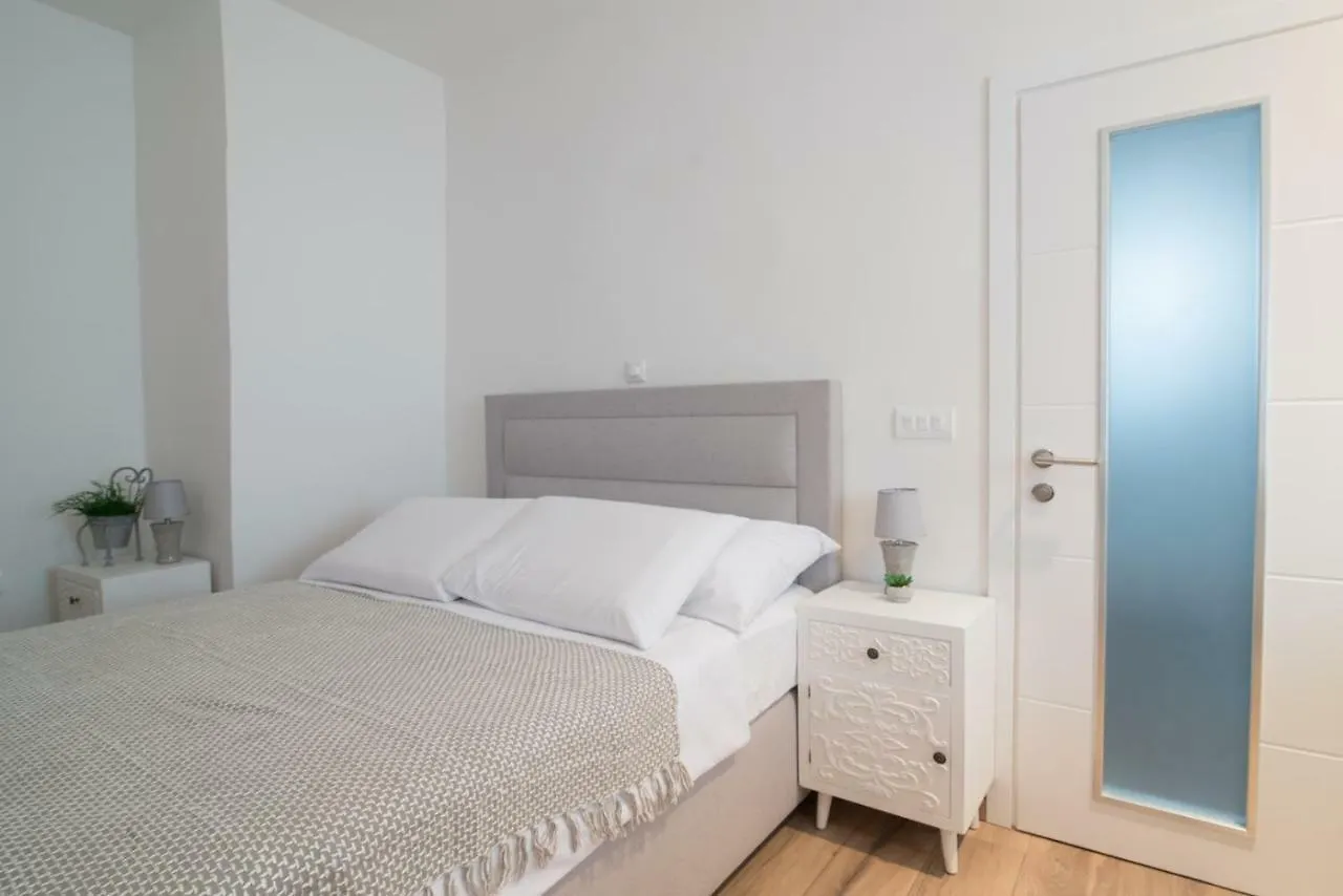 Leona Deluxe Apartments Pula