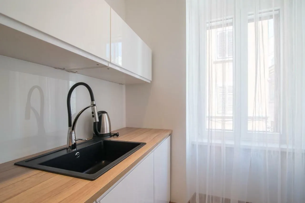 Leona Deluxe Apartments Pula 4*,