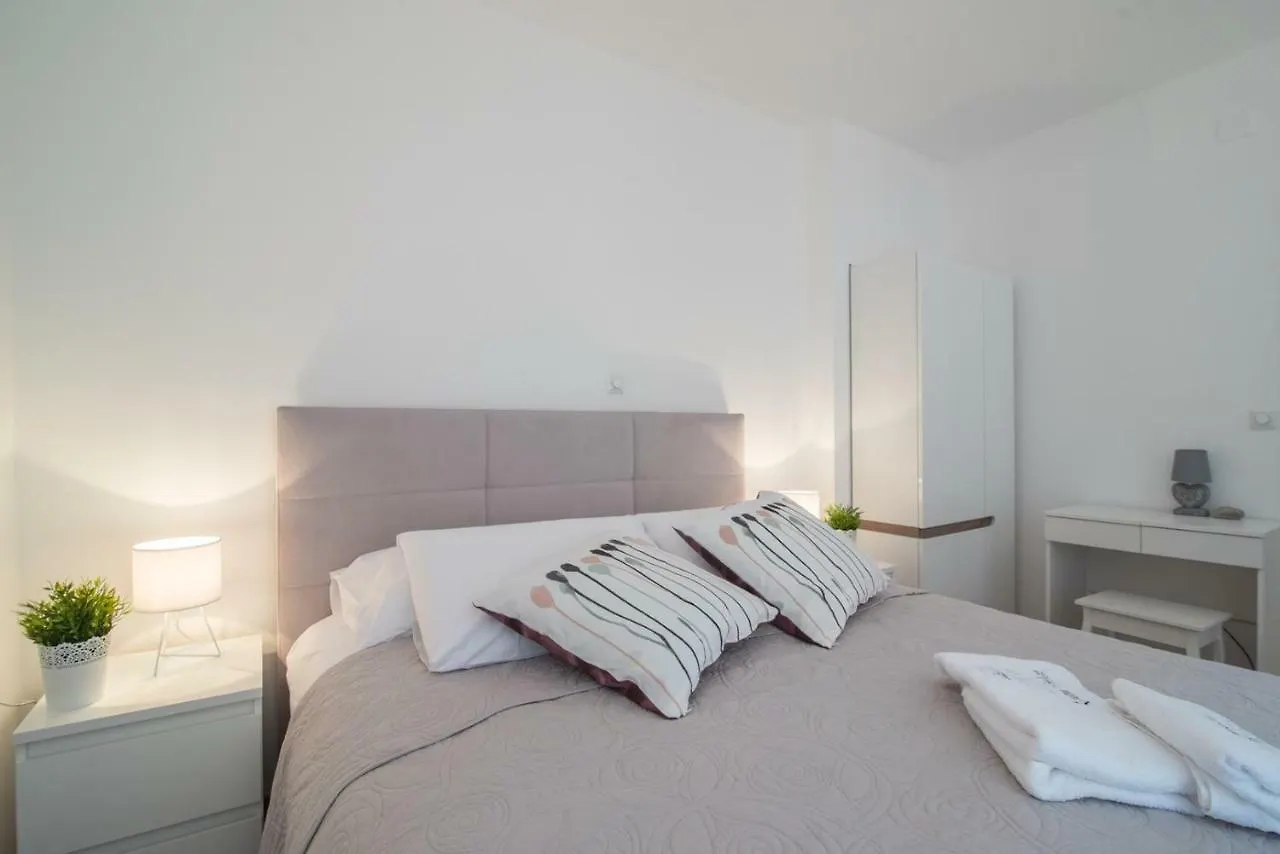 Leona Deluxe Apartments Pula