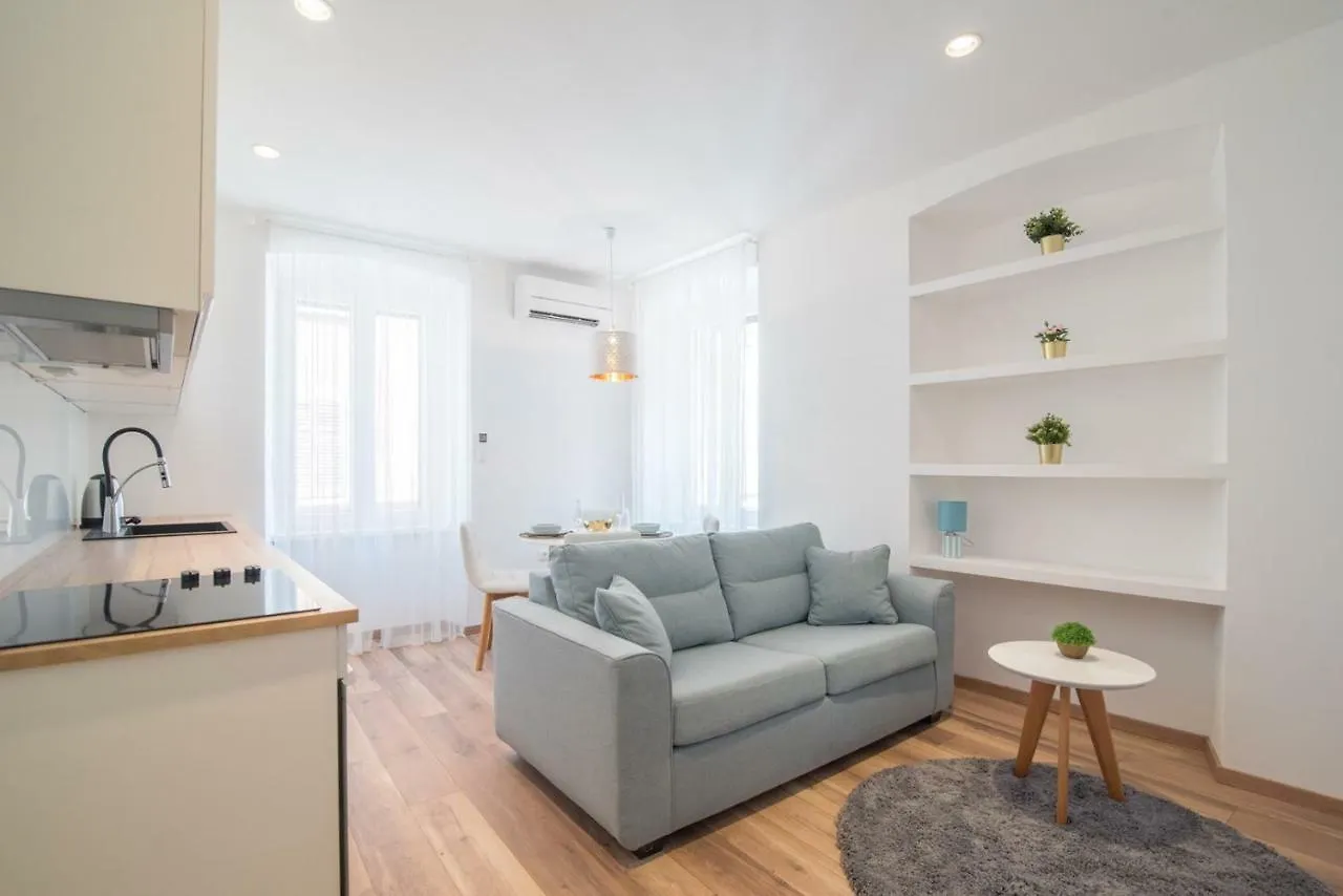 Guest house Leona Deluxe Apartments Pula