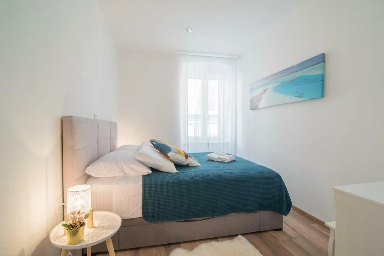 Leona Deluxe Apartments Pula 4*,