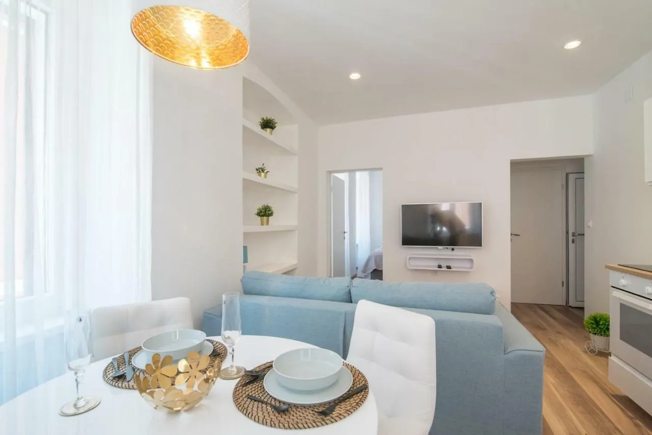 Leona Deluxe Apartments Pula