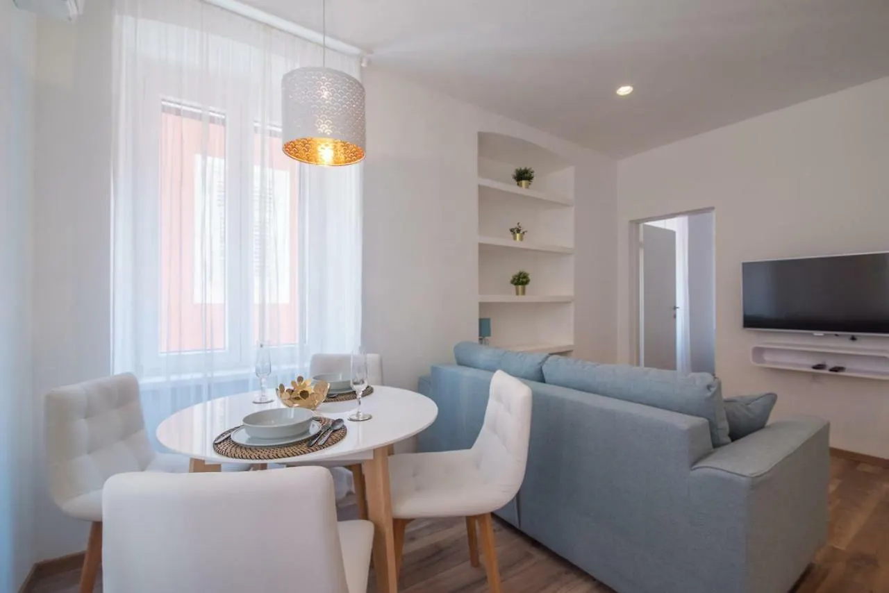 Leona Deluxe Apartments Pula