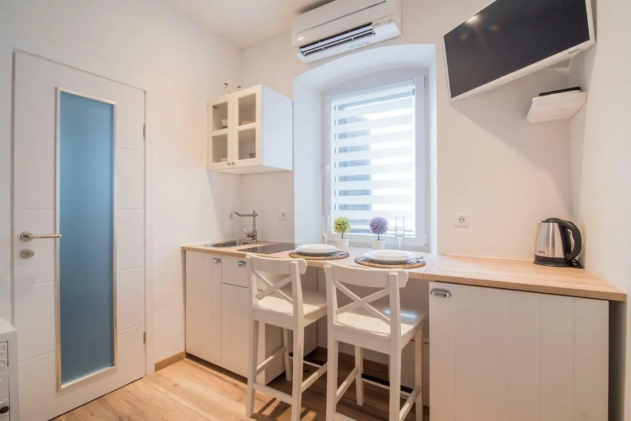 Leona Deluxe Apartments Pula 4*,  Croatia