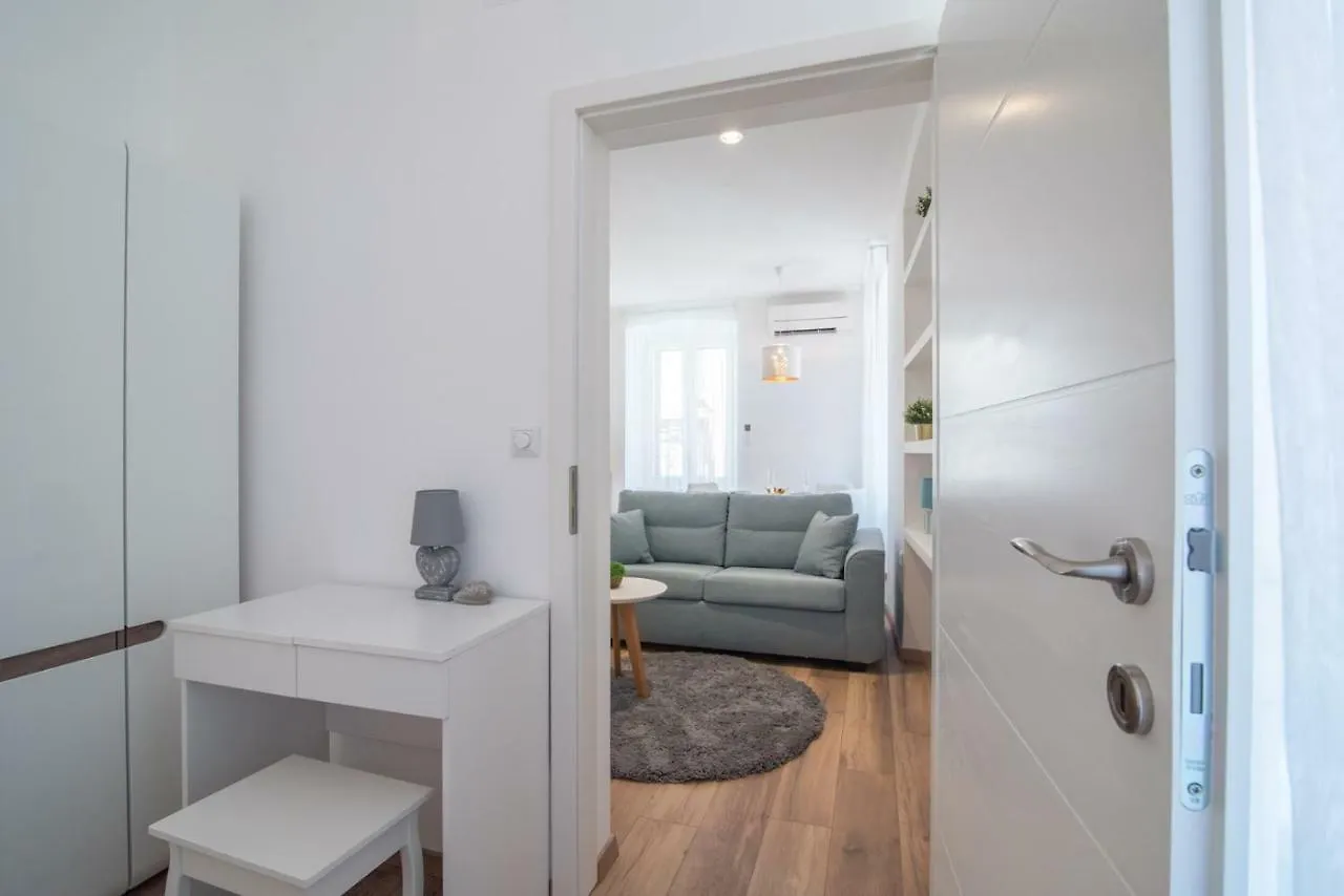 Leona Deluxe Apartments Pula Guest house
