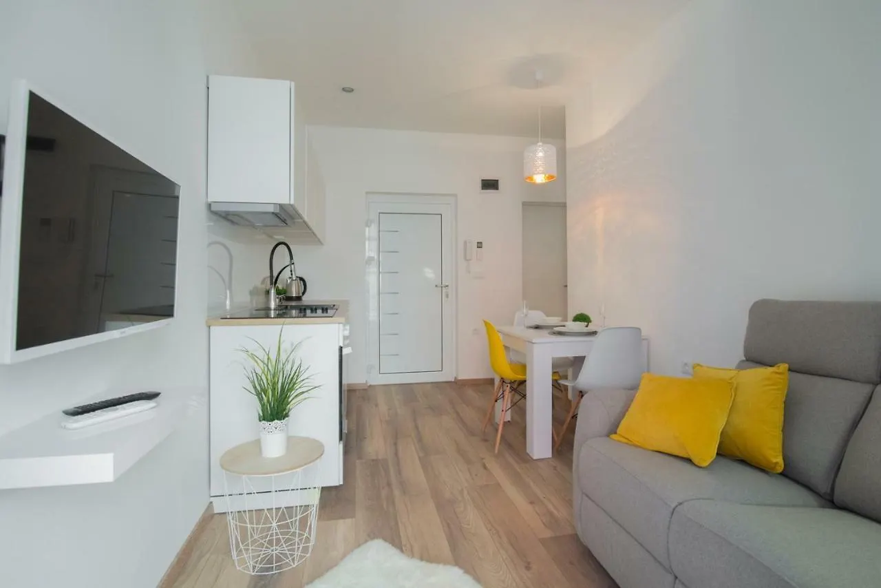 Leona Deluxe Apartments Pula 4*,